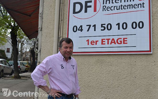 Frédéric Debard devant l'agence DFI Intérim & Recrutement, Place de Paris, Brioude